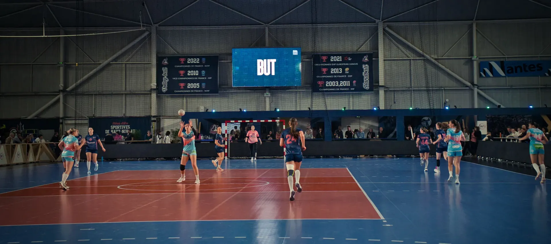 Écran digital Neopro affichant les sponsors dans un gymnase de handball
